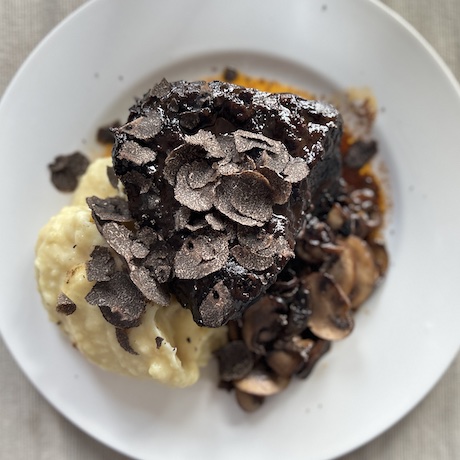 Geschmorte Ochsenbacke mit schwarzen Trüffeln