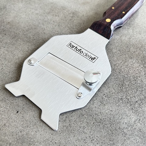 Trüffelhobel mit Holzgriff Trüffelhobel mit Holzgriff